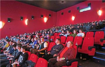 Im Bremerhavener Cinemotion-Kino fiebern die Football-Fans bei der Super-Bowl-Übertragung mit.