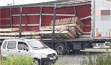 Im Bremerhavener Überseehafen ist bei einem Auto die Ladung verrutscht. 