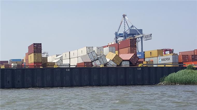 Im Bremerhavener Überseehafen sind leere Container umgekippt.