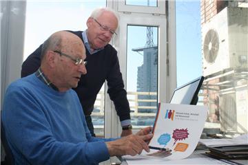 Im Büro des Netzwerks mit Blick auf das Hotel Sail City kümmern sich Horst Lüdtke (links) und Claus Brüggemann um die Projekte des Vereins.