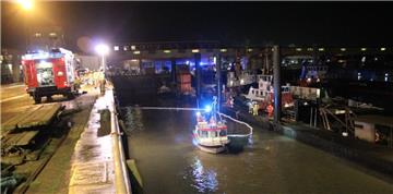 Im Bützflether Industriehafen wurde eine Ölsperre ausgelegt.
