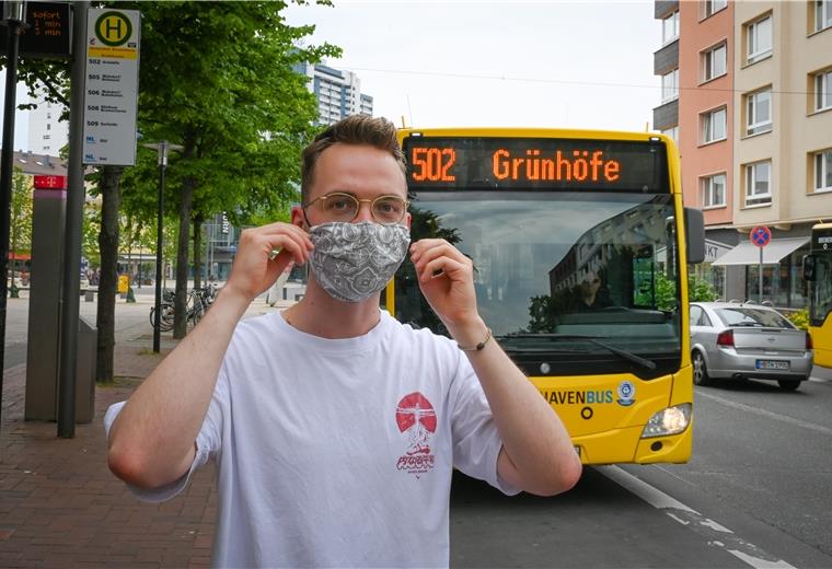 Im Bus ist der Mund-Nase-Schutz Pflicht. Aber halten sich die Menschen auch weiter daran? NZ-Volontär Jannik Sauer will das im Selbstversuch herausfinden.