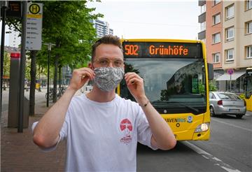 Im Bus ist der Mund-Nase-Schutz Pflicht. Aber halten sich die Menschen auch weiter daran? NZ-Volontär Jannik Sauer will das im Selbstversuch herausfinden.