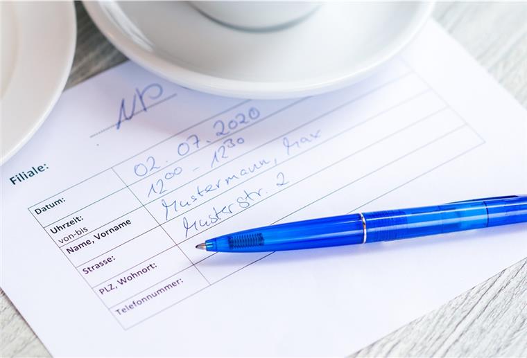 Im Café und in Restaurants müssen Gäste ihre Kontaktdaten hinterlassen. Die Polizei in Bremen und Niedersachsen darf diese Daten auch nutzen.