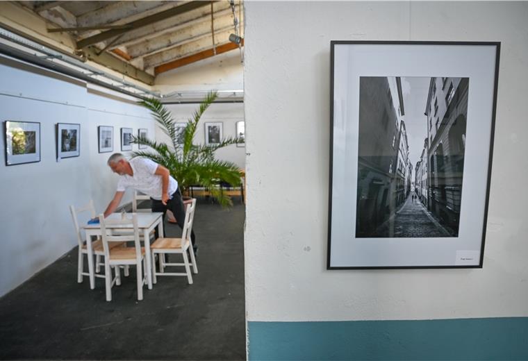 Auf geheimnisvollen Wegen Im Café von René Russsell am Fischkai 57 ist bis 7. Juni eine Ausstellung von Judith und Jens Sittel zu sehen. Hier hängt ihr Schwarz-Weiß-Foto „Enge Gasse“ im Vordergrund. Foto Scheschonka