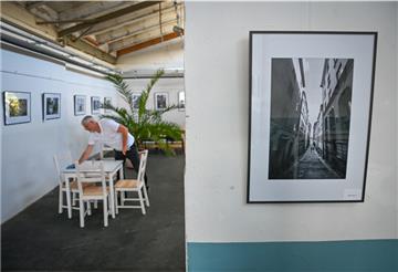 Im Café von René Russsell am Fischkai 57 ist bis 7. Juni eine Ausstellung von Judith und Jens Sittel zu sehen. Hier hängt ihr Schwarz-Weiß-Foto „Enge Gasse“ im Vordergrund. Foto Scheschonka