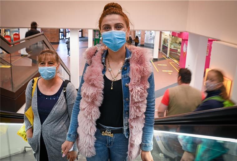 Die Maskenpflicht steht zur Debatte Im Columbus-Center in Bremerhaven gilt nicht nur in den Geschäften, sondern auch auf den Gängen die Maskenpflicht. Desislava Bzhaleva (re.) und Galadina Bzhaleva halten sich an die Regeln.