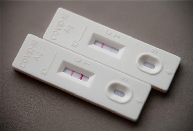 Cuxland: Sieben-Tage-Inzidenz erstmals über 1000 Ein positiver Corona-Schnelltest (l) liegt auf einem Tisch neben einem Corona-Schnelltest, der schwach eine positive Linie hat.
