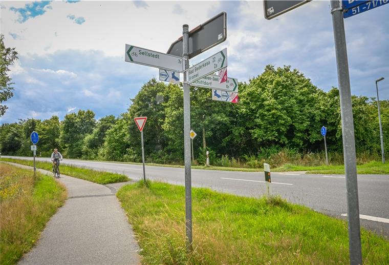 Im Cuxland gibt es laut dem Fahrrad-Club Cuxhaven nicht genug Fahrradwege. Im Bild: Die Verkehrskreuzung Brameler Straße zwischen Bramel und Schiffdorf.