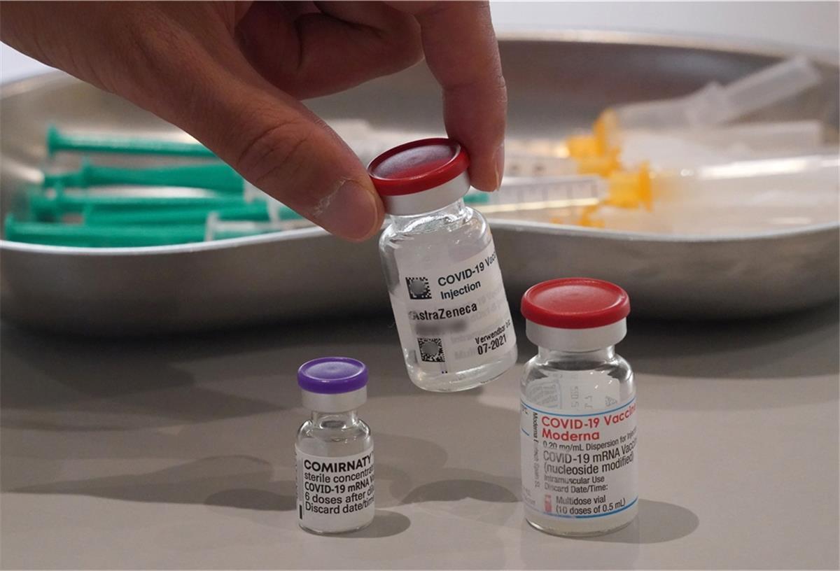 Cuxland: 39 Corona-Neuinfektionen Ein Mitarbeiter des Impfzentrums in den Messehallen nimmt eine Impfdose vom Impfstoff Astrazeneca vom Tisch.