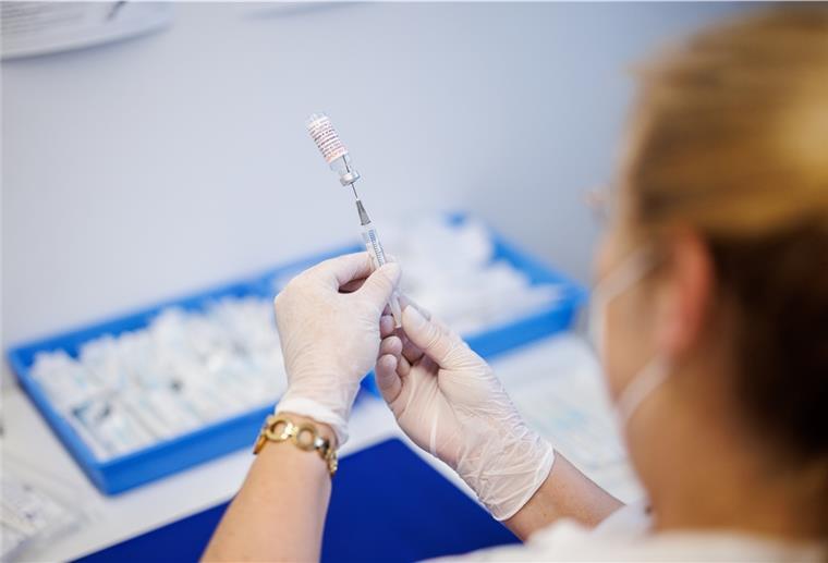 Eine Krankenschwester zieht den Impfstoff Nuvaxovid vom Hersteller Novavax auf eine Spritze auf