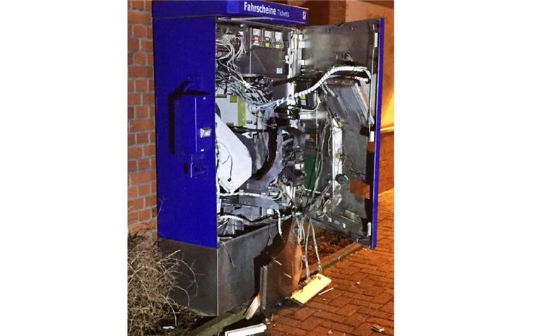 Im Cuxland wurde dieser Automat gesprengt. Jetzt steht die Bande, die dahinter stecken soll, vor Gericht.