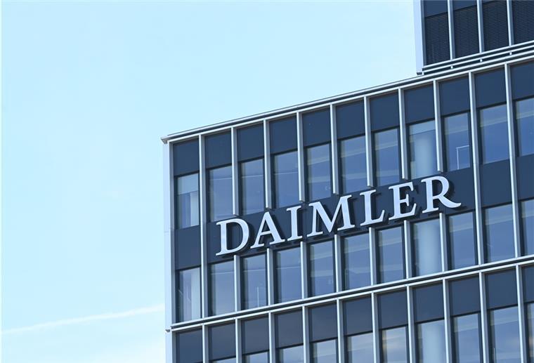 Daimler: Auch kommende Woche Kurzarbeit in Bremen An einem Gebäude der Firmenzentrale des Stuttgarter Automobilherstellers Daimler ist ein Daimler Firmenlogo angebracht.