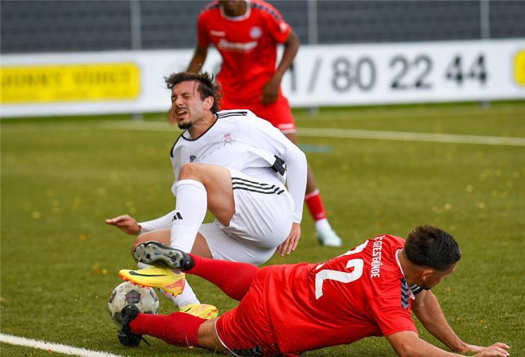 OSC gewinnt des Bremerhavener Derby und ist Tabellenführer Im Derby geht es stets auch rustikal zu: Jannis Leu vom ESC foult Ricardo Marafona da Costa.