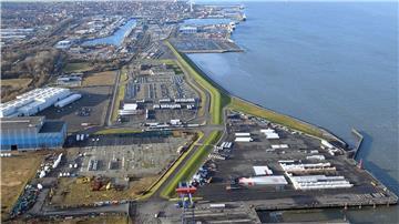 Im Deutschen Offshore-Industrie-Zentrum in Cuxhaven werden neue Liegeplätze und Terminalflächen gebaut. (Handout)