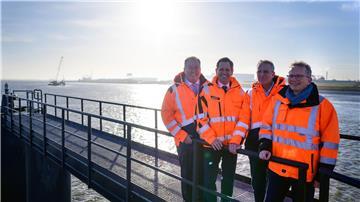 Im Deutschen Offshore-Industrie-Zentrum in Cuxhaven werden neue Liegeplätze und Terminalflächen gebaut. 