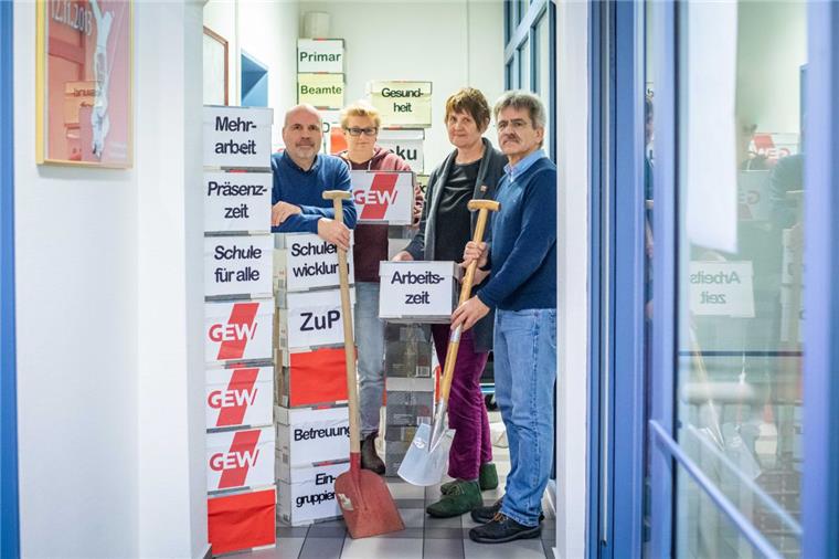 Bremerhaven: GEW-Chef geht in den Ruhestand Im Dezember 2013 überreichten die Gewerkschafter zusammen mit Lehrern, Eltern und Schülern Schippen an den damaligen Regierungschef Jens Böhrnsen, der eine „Schippe drauf“ bei der Bildung versprochen hatte. Jetzt geht Bernd Winkelmann (rechts) in den Ruhestand. Elke Suhr (Zweite von rechts) folgt ihm als GEW-Landesvorstandssprecherin. Als Stadtverbandssprecher kandidieren erneut Peer Jaschinski und Inga von Hagen. Foto: Hartmann