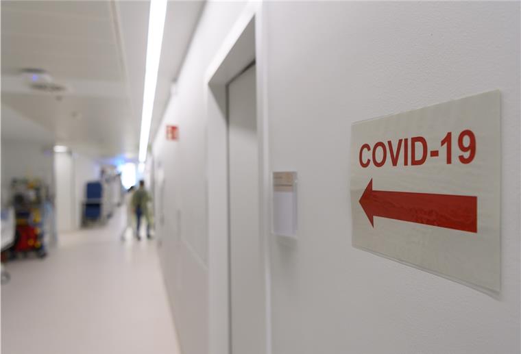 Neue Corona-Regeln in Kraft getreten Ein Richtungspfeil zum "Covid-19" Bereich klebt vor einer Corona-Intensivstation an der Wand.