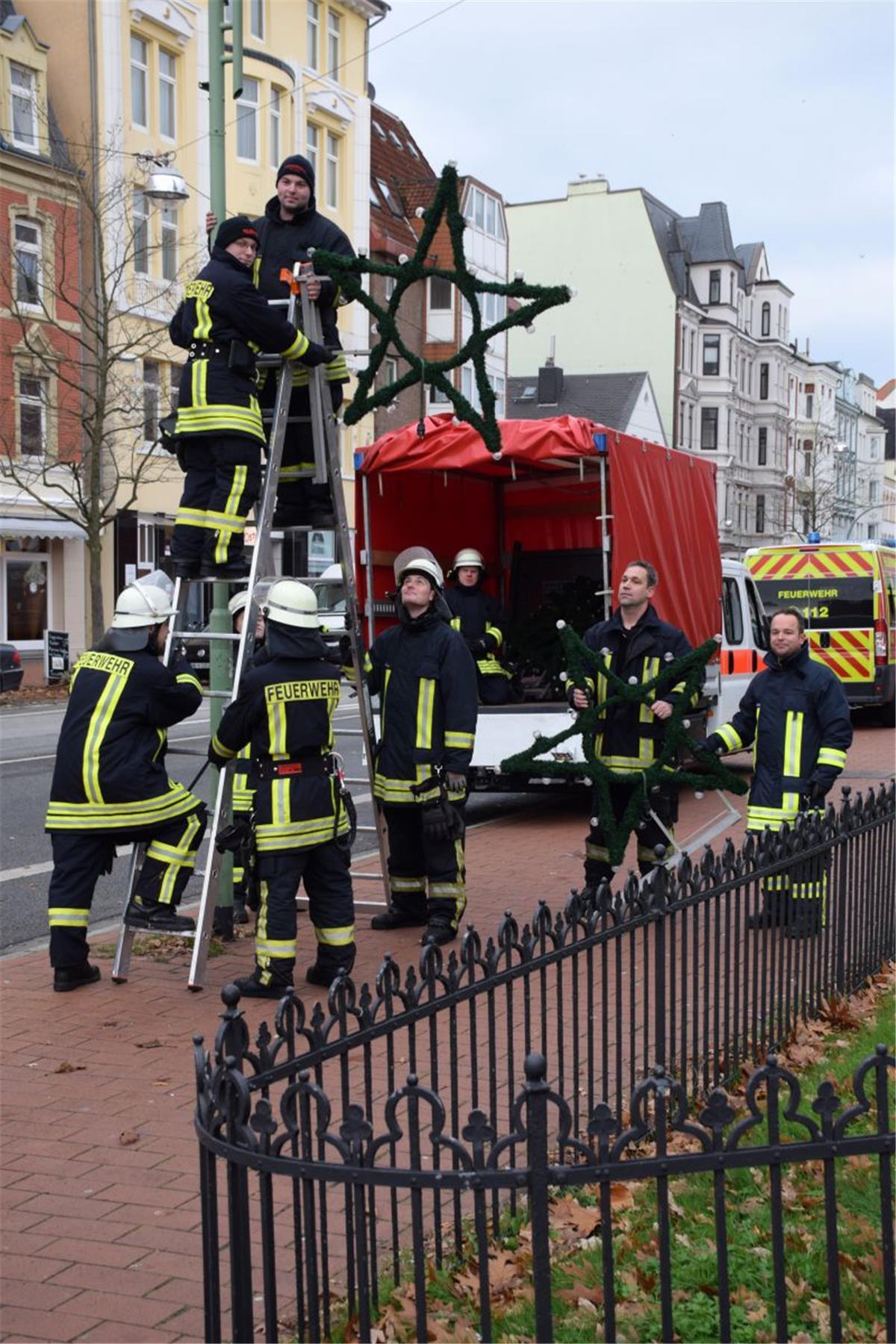 Im Dienst für Lehe: Mitglieder der Freiwilligen Feuerwehr kümmern sich um die Weihnachtsbeleuchtung in Lehe.