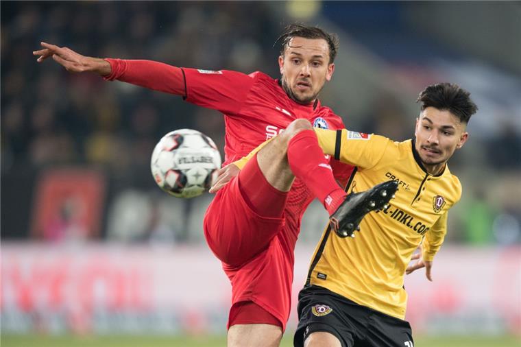 Ehemaliger Abbehauser Fußballer erzielt Tor in der 2. Bundesliga Im Dresdener Rudolf-Harbig-Stadion spielte der gebürtige Nordenhamer Osman Atilgan (rechts) zum ersten Mal von Anfang an in der 2. Fußball-Bundesliga. Er erzielte gegen Arminia Bielefeld sogar das 1:0.