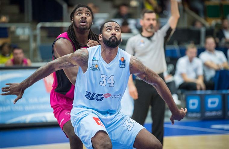 Entfesselte Eisbären feiern gegen Bonn dritten Heimsieg in Folge Im dritten Versuch in dieser Saison holten die Eisbären endlich einen Sieg gegen Bonn. Dabei gewann Keith Benson das Center-Duell gegen Charles Jackson.