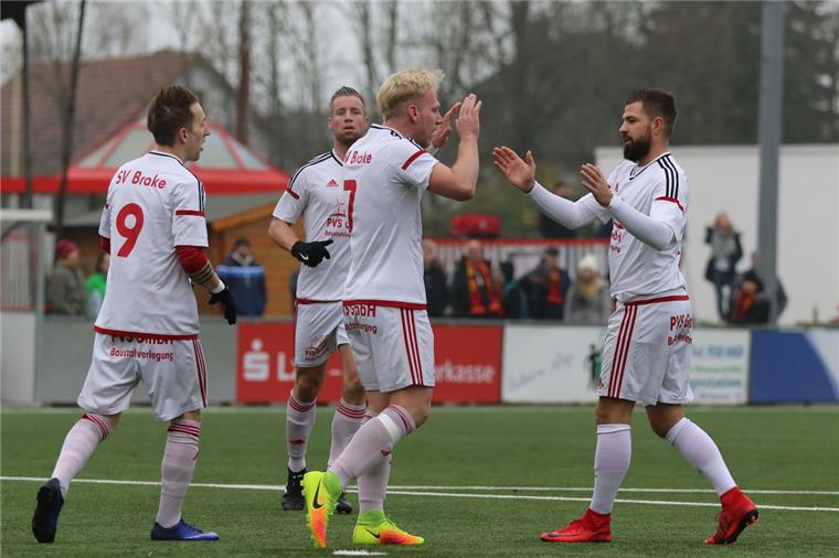 Braker Fußballer machen Party nach Sieg im Aufstiegsspiel Im drittletzten Saisonspiel machte der SV Brake die Meisterschaft in der Bezirksliga mit einem 3:1-Sieg beim SV Baris Delmenhorst perfekt.