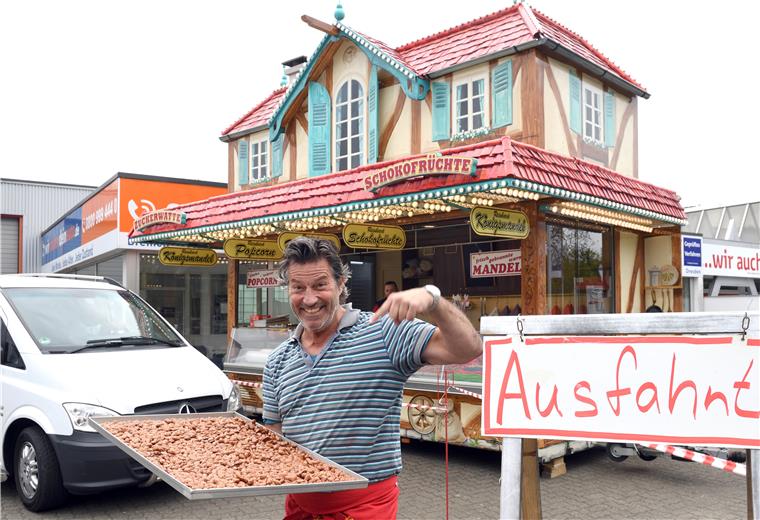 Im „Drive In“ bietet Willy Reinhard gebrannte Mandeln, Schokofrüchte und allerlei andere Leckereien an.