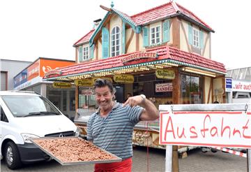 Im „Drive In“ bietet Willy Reinhard gebrannte Mandeln, Schokofrüchte und allerlei andere Leckereien an.