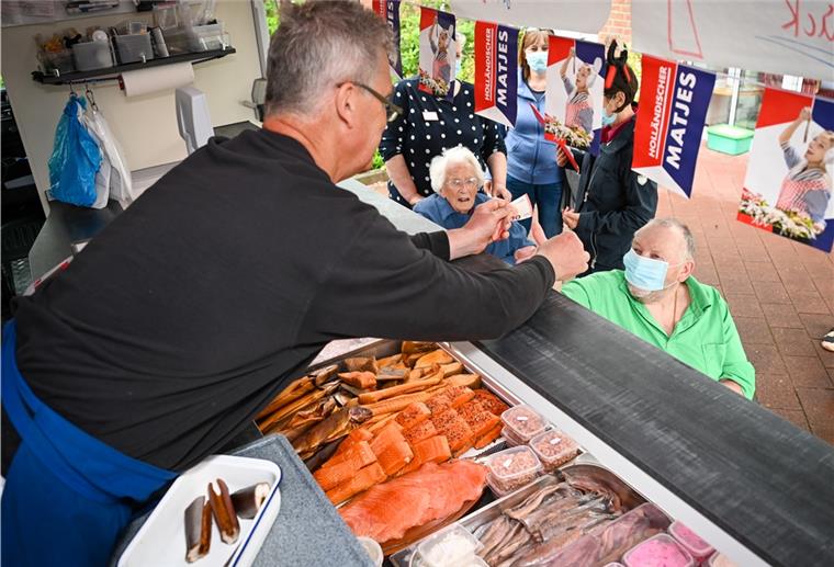Abwechslung für die Bewohner: Seniorenheim in Dorum geht neue Wege Im DRK-Seniorenheim Dorum schafft man mit mobilem Fischverkauf von Heiko Meier Abwechslung für die Bewohner. Foto Scheschonka