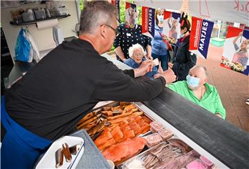 Im DRK-Seniorenheim Dorum schafft man mit mobilem Fischverkauf von Heiko Meier Abwechslung für die Bewohner. Foto Scheschonka