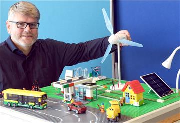 Im ehemaligen Modegeschäft Jelden am Theodor-Heuss-Platz zeigt der Verein H2BX ein Legomodell mit Wasserstoff-Anwendungen.