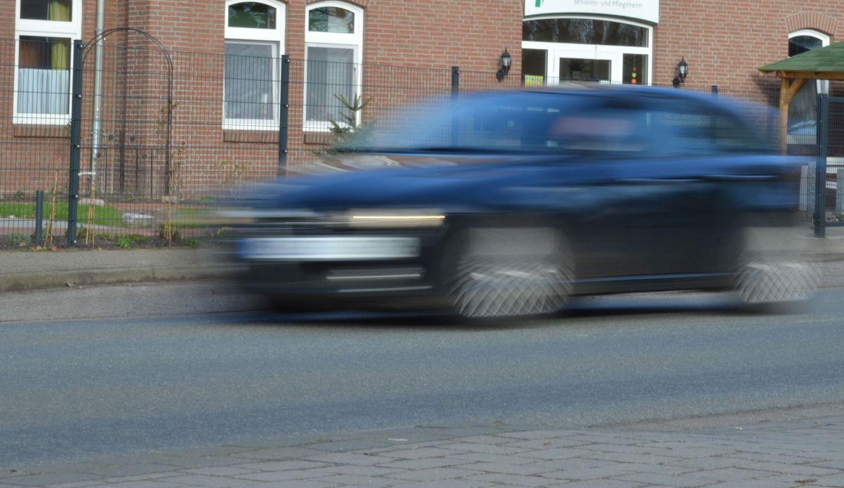 Rotenburg: Wer mit Bleifuß fährt, der zahlt Im eigenen Interesse und aus Rücksicht auf andere Verkehrsteilnehmer sollten Autofahrer das Tempolimit einhalten. Für Unbelehrbare gibt's Kontrollen wie die des Landkreises Rotenburg.