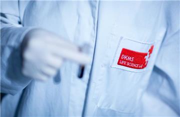 Im Einsatz für die DKMS: In Bremerhaven werden bei einer Typisierungsaktion neue potenzielle Stammzellenspender gesucht.


  
