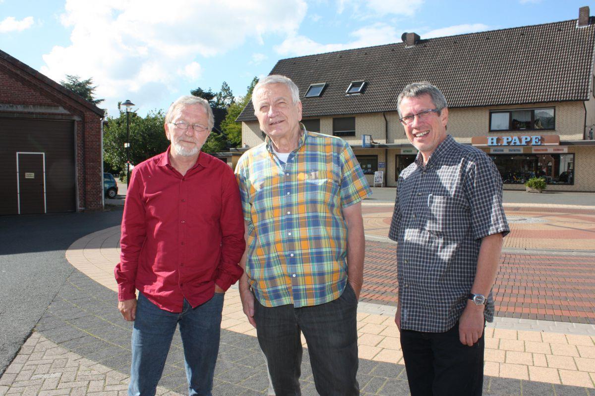 Ehrenamtliche zur Flüchtlingssituation: Das ist jetzt wichtig Im Einsatz für die Flüchtlinge (von links): Jörn Krankenberg (Refugium Beverstedt), Wolfgang Steen (Nestwerk Hagen) und Arwed Bonaker-Wittenberg (Refugium Beverstedt) tauschen
sich auch über Gemeindegrenzen hinweg immer wieder aus.