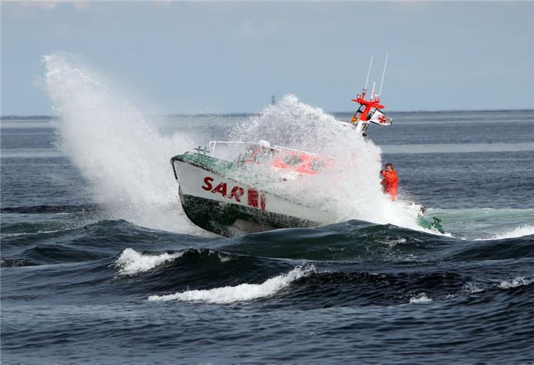 Grimmershörnbucht: Schwimmerin verdankt Cuxhavener Seenotrettern ihr Leben Im Einsatz für eine Schwimmerin in der Grimmershörnbucht: das Tochterboot "Flinthörn" des Seenotrettungskreuzers "Hannes Glogner" der Deutschen Gesellschaft zur Rettung Schiffbrüchiger (DGzRS).