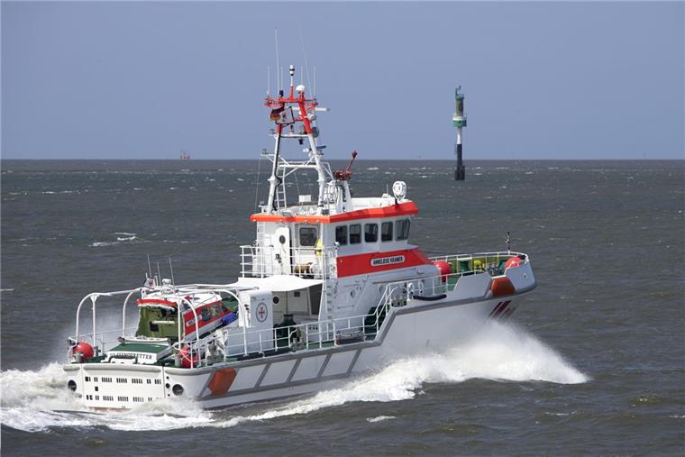 Rettung vor Cuxhaven: Seemann kollabiert auf hoher See Im Einsatz für einen schwer erkrankten Seemann vor Cuxhaven: der Seenotrettungskreuzer "Anneliese Kramer".