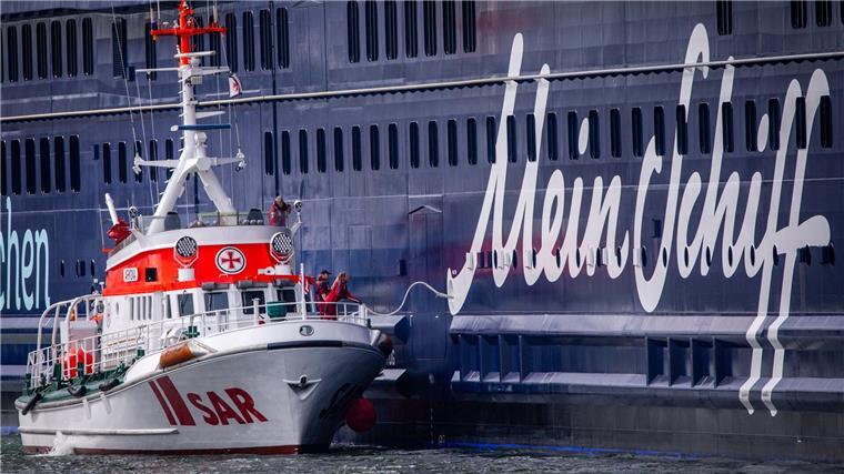 „Nicht alltäglich“: Große Notfall-Übung mit Kreuzfahrtschiff Im Einsatz waren bei der Übung neben der „Mein Schiff 7“, die planmäßig Halt in Warnemünde gemacht hat, auch der Hochseeschlepper „Fairplay 35“, der Seenotrettungskreuzer „Arkona“ sowie das Feuerlöschboot „Albert Wegener“.