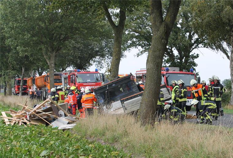 Frontalcrash: Schwer verletzter Fahrer mit Rettungshubschrauber abtransportiert Unfall Auto Baum Feuerwehr