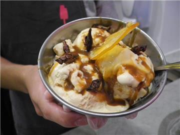 Im Eisladen La Newyorkina in New York steht der  Eisbecher Happy Hoppy mit gerösteten Heuschrecken  auf der Karte. 