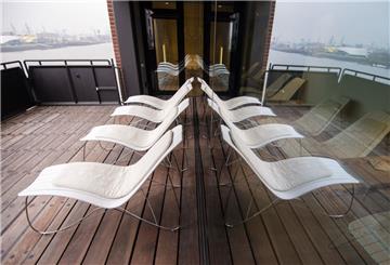 Im Elbspa-Bereich der Sauna des Westin Hotels stehen für die Gäste Liegestühle bereit.