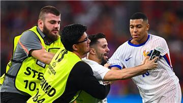 Im EM-Halbfinale Spanien gegen Frankreich kam es zu mehreren Flitzer-Vorfällen.
