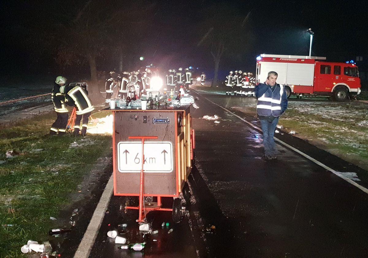 Im Emsland ist ein Autofahrer in eine Boßel-Gruppe gefahren. Die Polizei geht von einem Unfall aus.