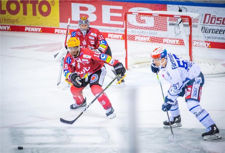 Vier Auswärtsspiele für die Pinguins Im ersten Aufeinandertreffen schlugen die Fischtown Pinguins die Schwenninger Wild Wings mit 5:2. Im Bild (von links): Maxime Fortunus Brandon Maxwell und Daniel Weiß. Foto: Hartmann