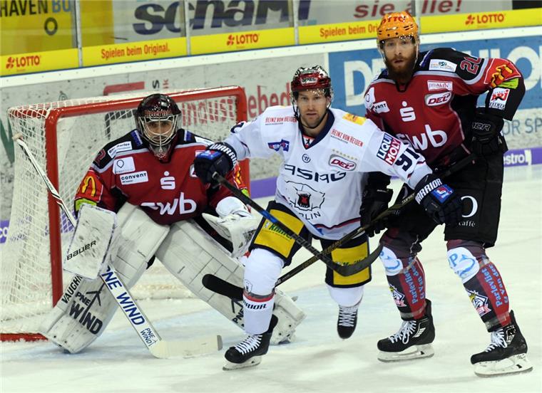 Im ersten Heimspiel hielten die Pinguins gegen Berlin lange gut mit, am Ende kassierte Torwart Tomas Pöpperle jedoch sieben Treffer.