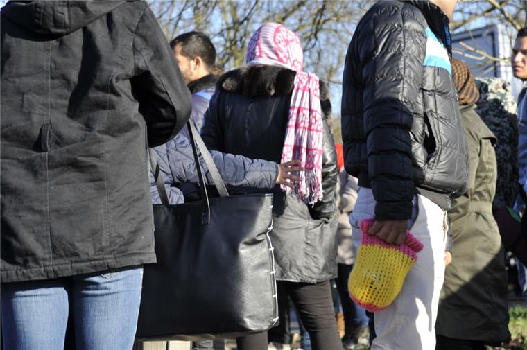 Seit Januar sind 331 neue Flüchtlinge in Bremerhaven Im ersten Quartal dieses Jahres sind bereits 331 Bürgerkriegsflüchtlinge in Bremerhaven angekommen. Die Stadt rechnet mit 1600 weiteren.