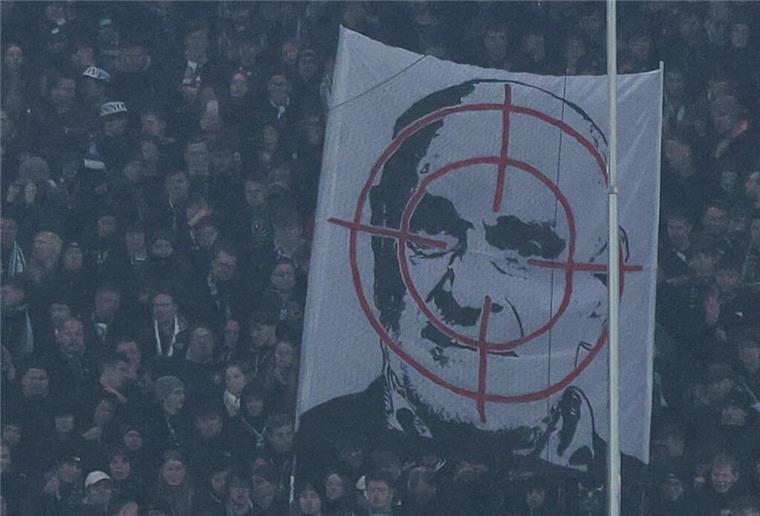 Fadenkreuz-Banner: 96-Geschäftsführer Kind kündigt Konsequenzen an Im Fadenkreuz der Fans: Hannovers Geschäftsführer Martin Kind.