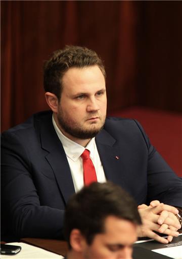 Im Fall des massenhaften Sozialbetrugs in Bremerhaven wird nun auch gegen den SPD-Bürgerschaftsabgeordneten Patrick Öztürk ermittelt. Am Freitag wurden seine Wohnräume durchsucht.