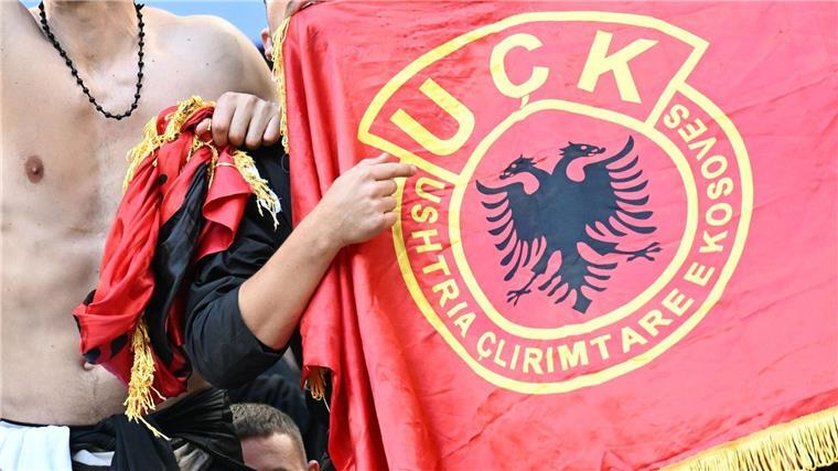 Nicht nur bunt und friedlich: EM auch Bühne für Extremisten Im Fanblock der Albaner tauchten Flaggen der UCK, einer ultranationalistischen Miliz, auf.