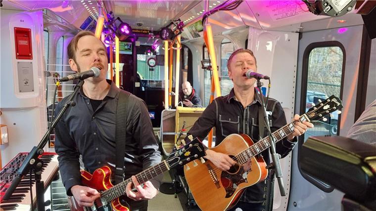 Rockband Donots spielt auf dem Tag der Niedersachsen Im Februar 2023 spielte Mando Diao in einer Stadtbahn in Hannover, ihr Auftritt beim Tag der Niedersachsen in diesem Jahr fällt aus. (Archivbild)