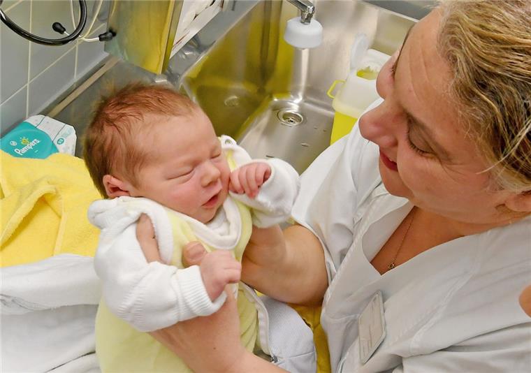 So profitieren andere Kliniken vom Kreißsaal-Aus in Nordenham Im Februar hat die Helios-Klinik Wesermarsch ihre Kreißsäle dauerhaft geschlossen. Klinikgeburten sind im Landkreis seitdem nicht mehr möglich. Davon profitieren die Geburtskliniken im Umland.